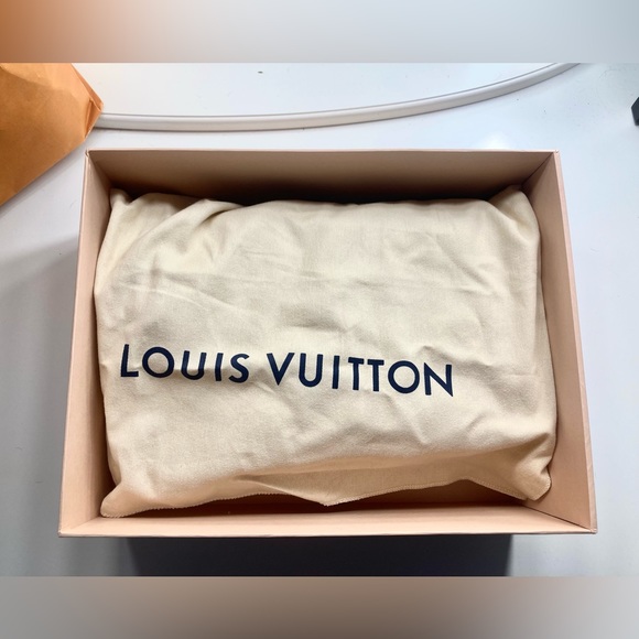 Louis Vuitton Avenue Sling Bag - Picture 4 of 15